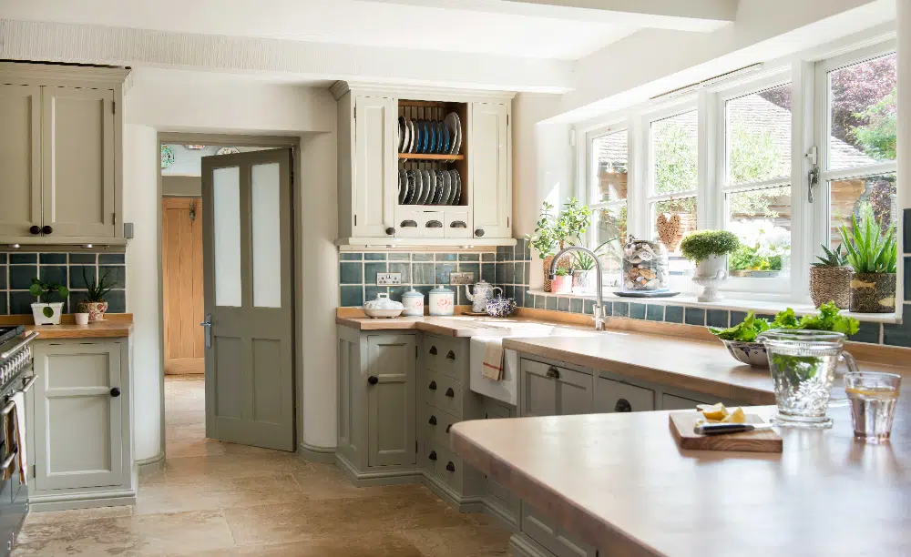 Painting Kitchen Cabinet with Frenchic Paint