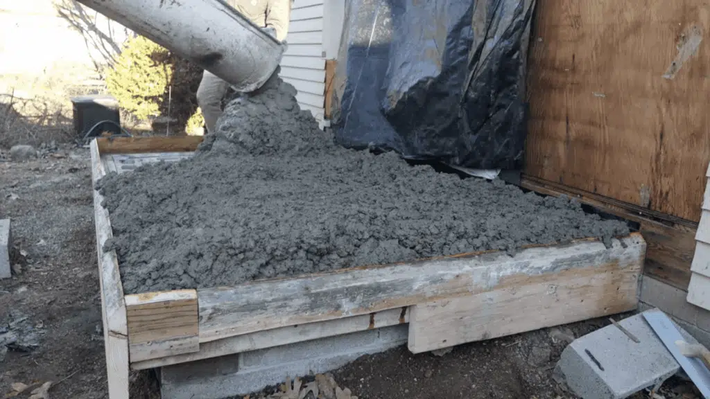 step three pour concrete And consolidate the edges