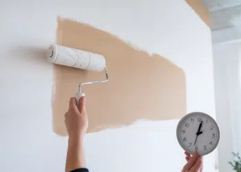 understand how long to wait between coats of paint