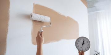 understand how long to wait between coats of paint